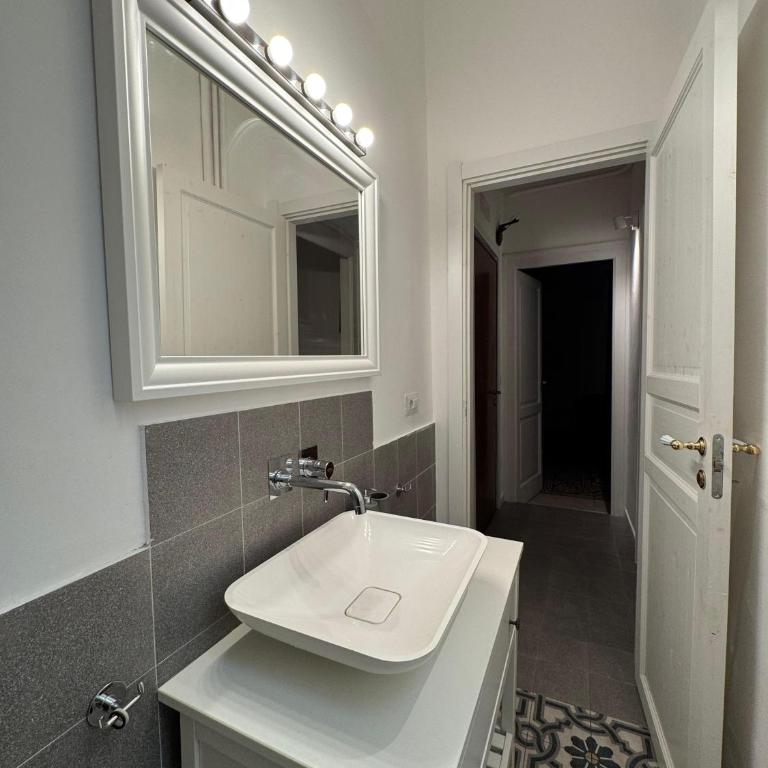 Bari LandLord 242 - CENTRAL STATION APARTMENT - Apartment with Balcony - 17