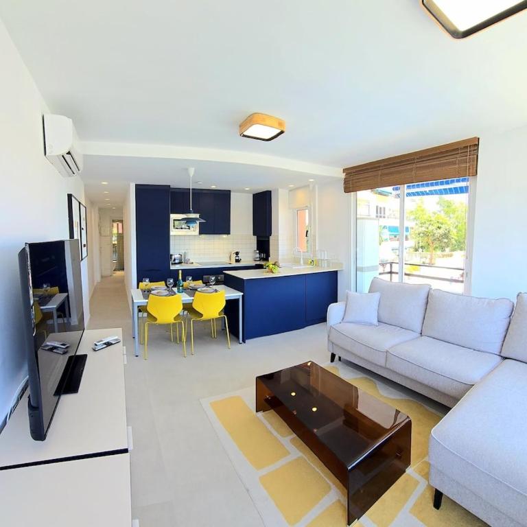Sunshine Blue Skies and Seaview 2 Bedroom Apartment Seasonal Pool Free wifi and dedicated workspace by NAMASTE ELITE - Apartamento de 2 dormitorios - 20