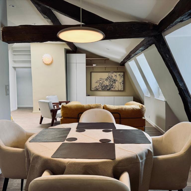 70 m2, Renovated, Perfect Location in central Paris - Three-Bedroom Apartment - 1