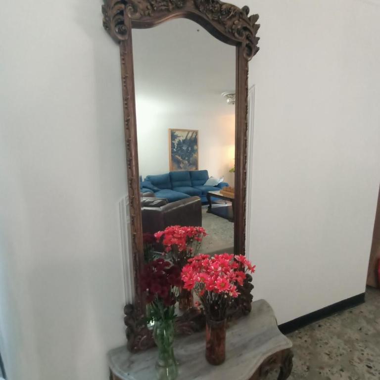 Casa Clásica Zona Centro Medellín, Casa Villa para 8H - Three-Bedroom Apartment - 2