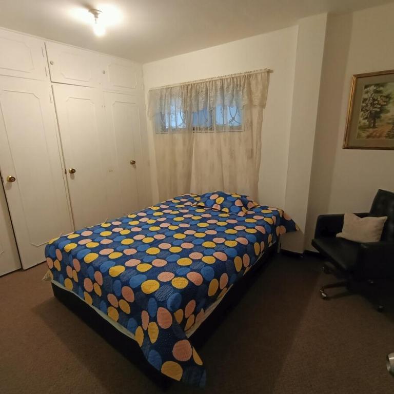 Casa Clásica Zona Centro Medellín, Casa Villa para 8H - Three-Bedroom Apartment - 8