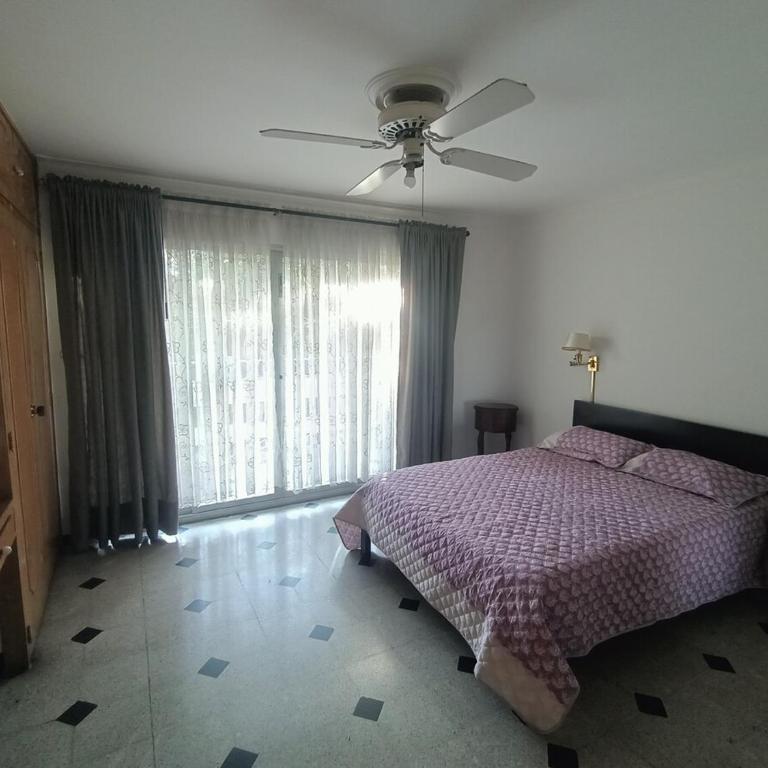 Casa Clásica Zona Centro Medellín, Casa Villa para 8H - Three-Bedroom Apartment - 19