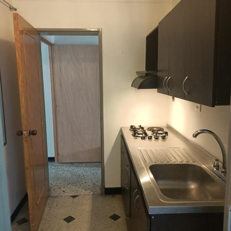 Casa Clásica Zona Centro Medellín, Casa Villa para 8H - Three-Bedroom Apartment - 26