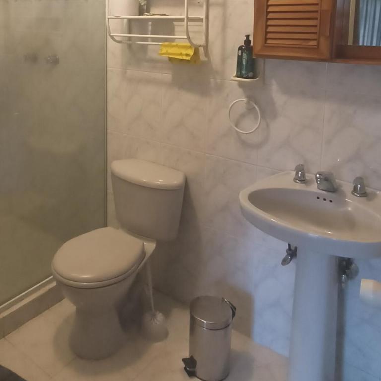 Casa Clásica Zona Centro Medellín, Casa Villa para 8H - Three-Bedroom Apartment - 27