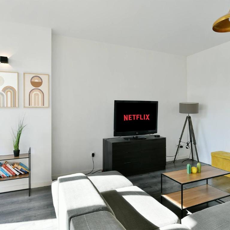 Spacieux Centre-ville Balcon - Two-Bedroom Apartment - 5
