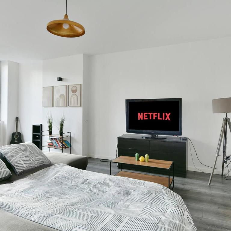Spacieux Centre-ville Balcon - Two-Bedroom Apartment - 10