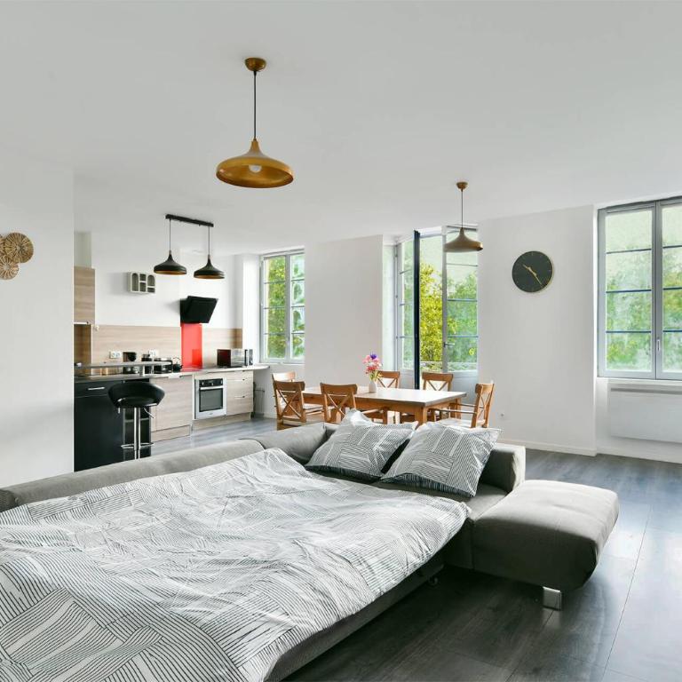 Spacieux Centre-ville Balcon - Two-Bedroom Apartment - 13