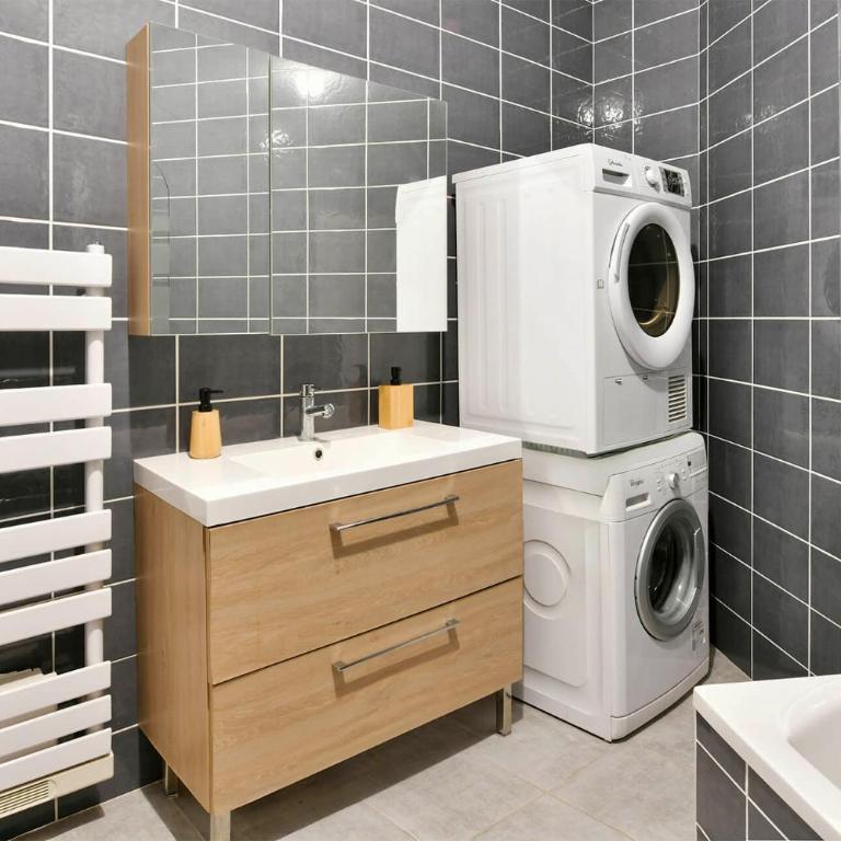 Spacieux Centre-ville Balcon - Two-Bedroom Apartment - 9
