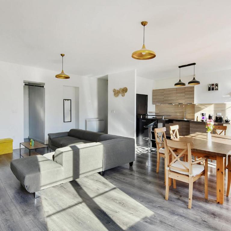 Spacieux Centre-ville Balcon - Two-Bedroom Apartment - 15