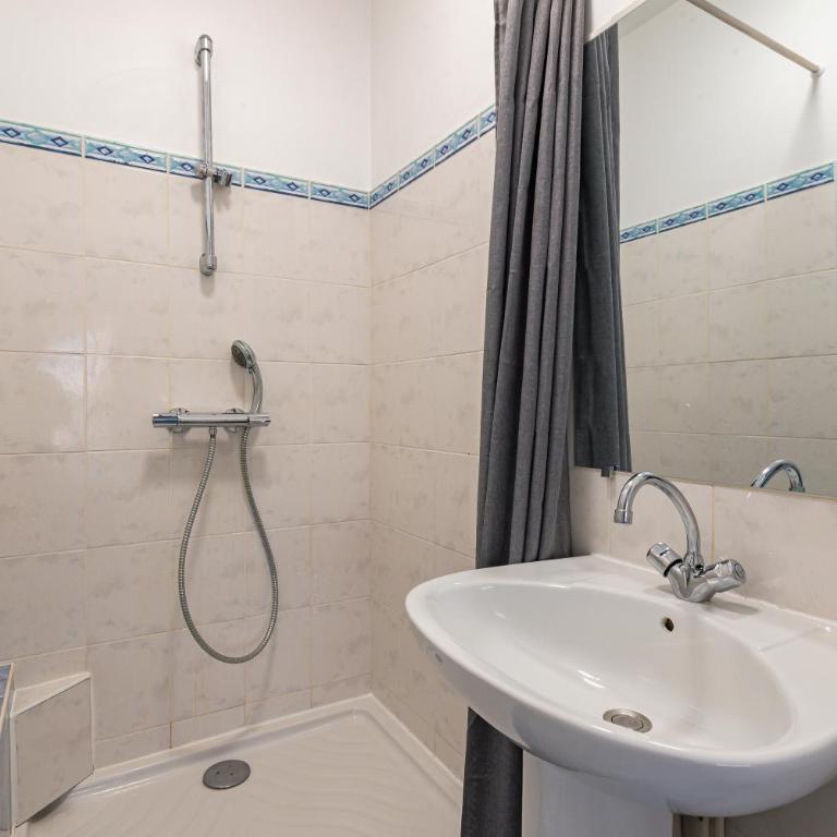 Le 8e Art - appartement 8 personnes, 4 chambres, idéal groupes, parking, wifi - Appartement - 12