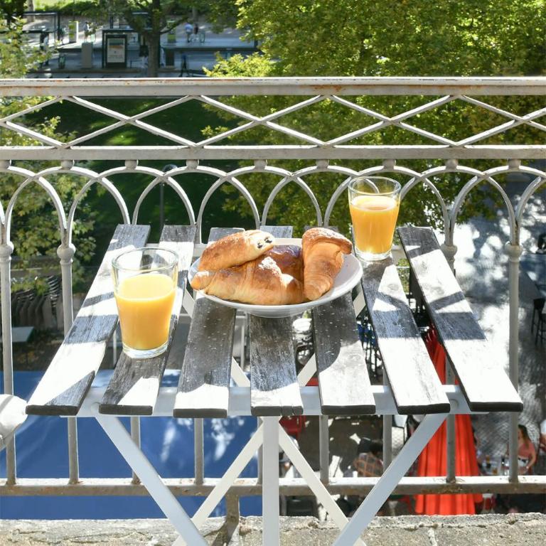 Spacieux Centre-ville Balcon - Two-Bedroom Apartment - 3