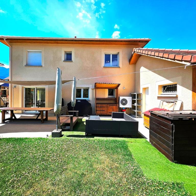 Suréquipée avec cuisine extérieure, climatisation - Villa - Vue sur Jardin - 1