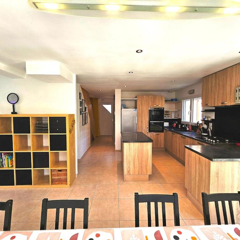 Suréquipée avec cuisine extérieure, climatisation - Villa - Vue sur Jardin - 8