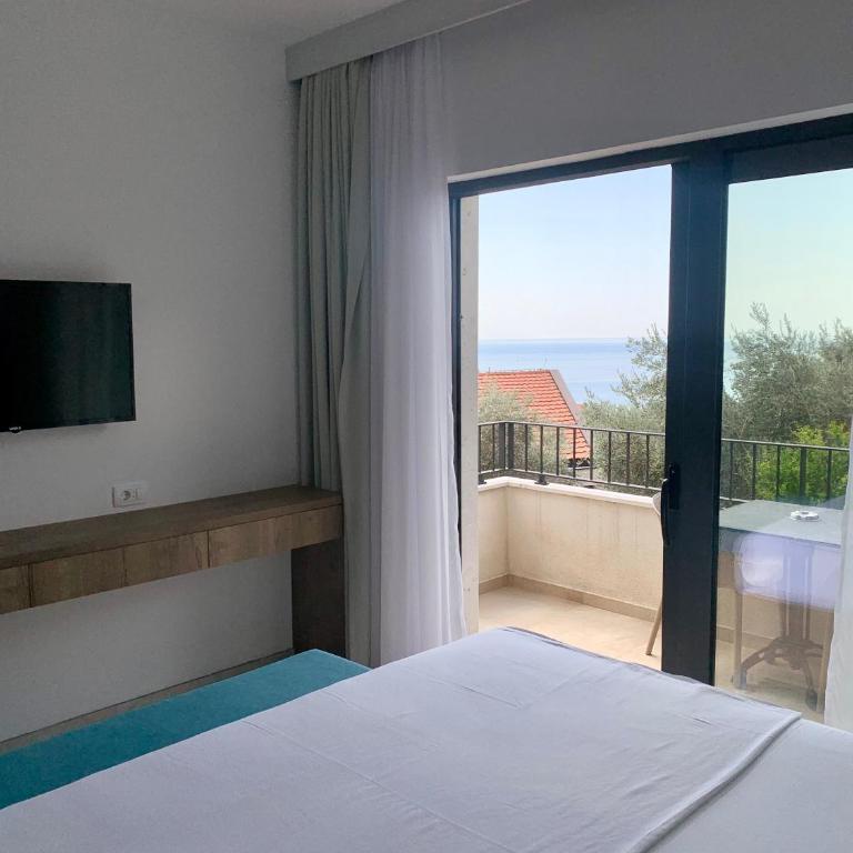 Reževići Apartments - Deluxe Double Room with Balcony and Sea View - 6