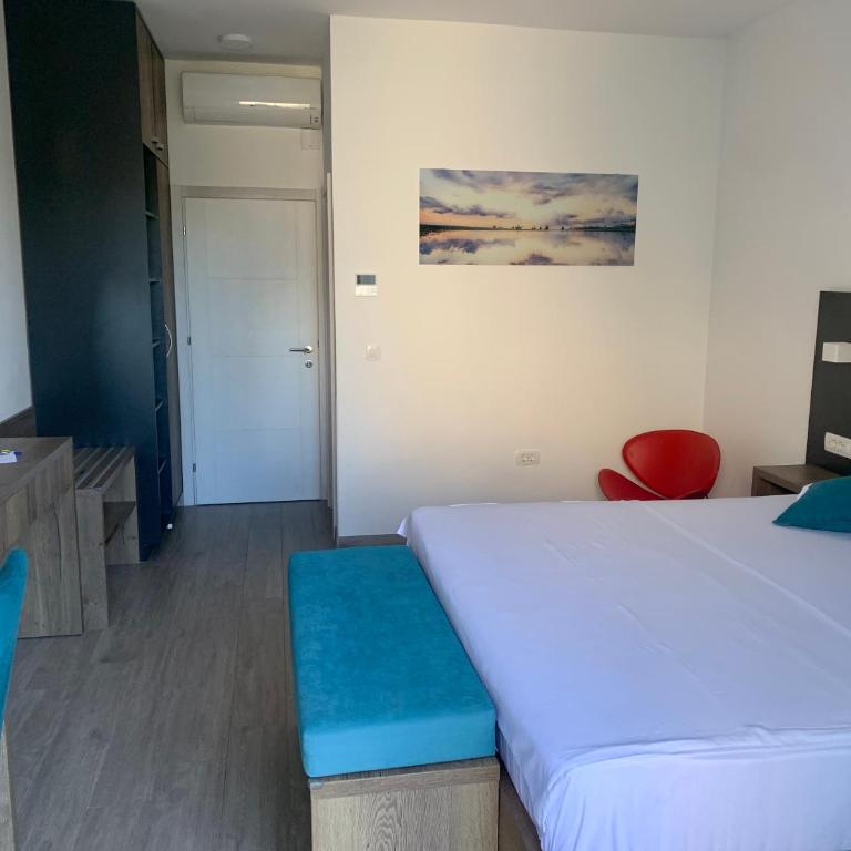 Reževići Apartments - Deluxe Double Room with Balcony and Sea View - 11
