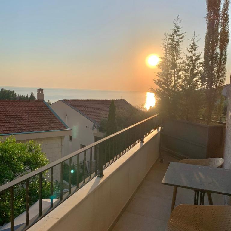 Reževići Apartments - Deluxe Double Room with Balcony and Sea View - 16