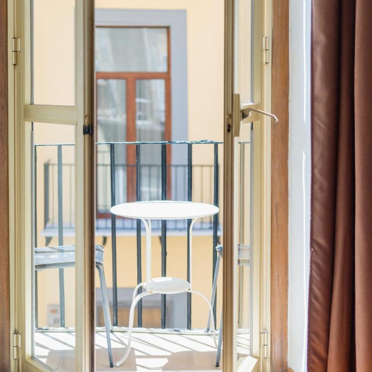 Inside Chiaia Rooms - Deluxe Family Room - 24