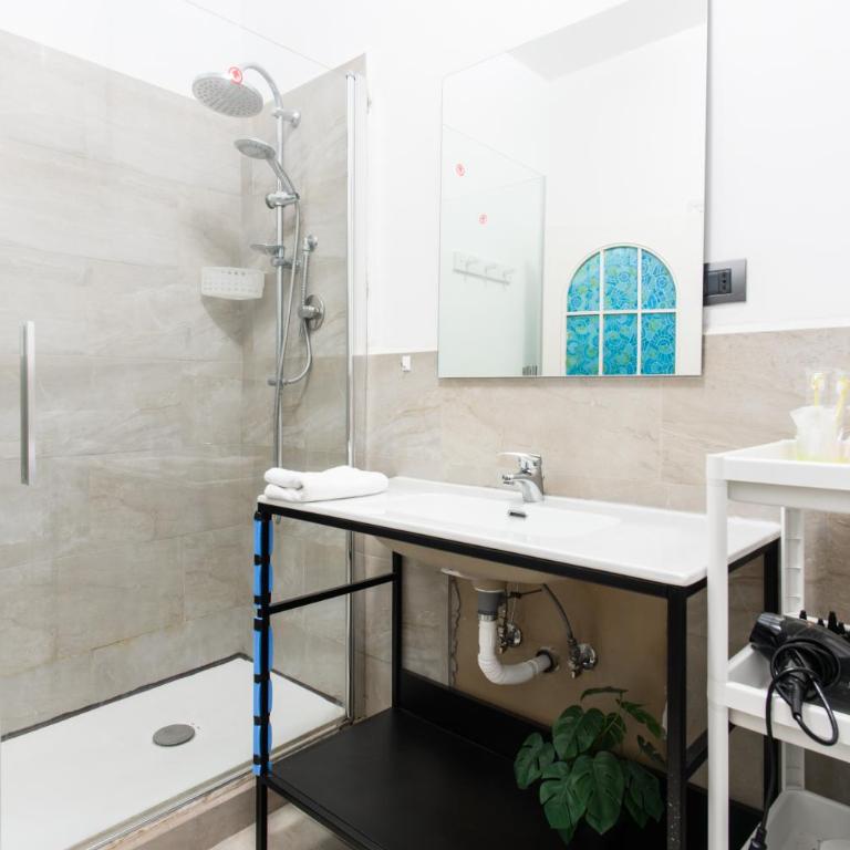 Inside Chiaia Rooms - Camera Familiare - 10