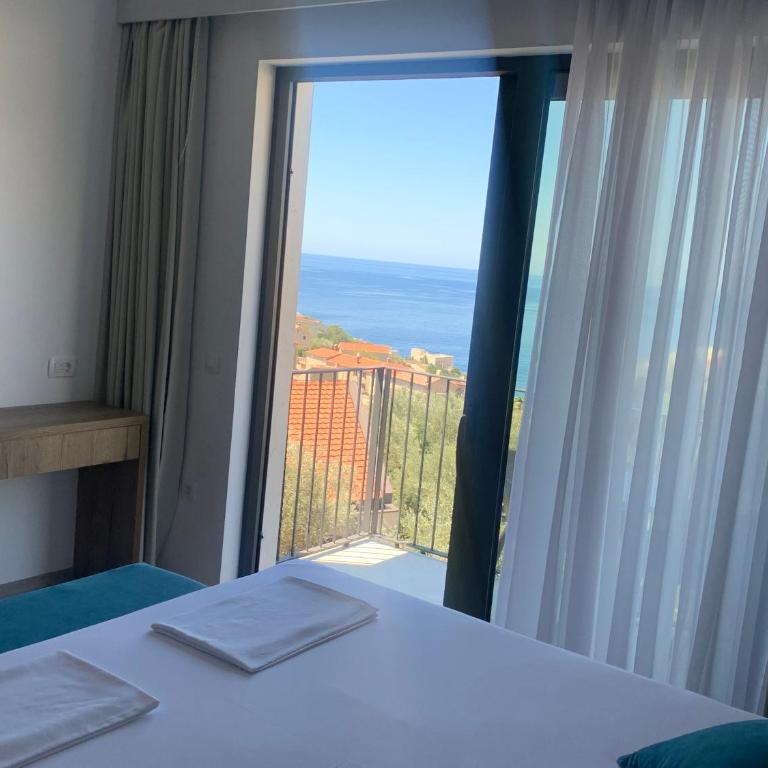 Reževići Apartments - Deluxe Double Room with Balcony and Sea View - 2