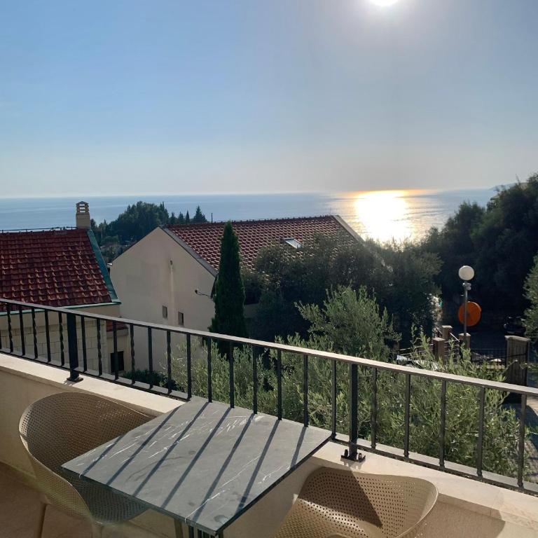 Reževići Apartments - Deluxe Double Room with Balcony and Sea View - 13