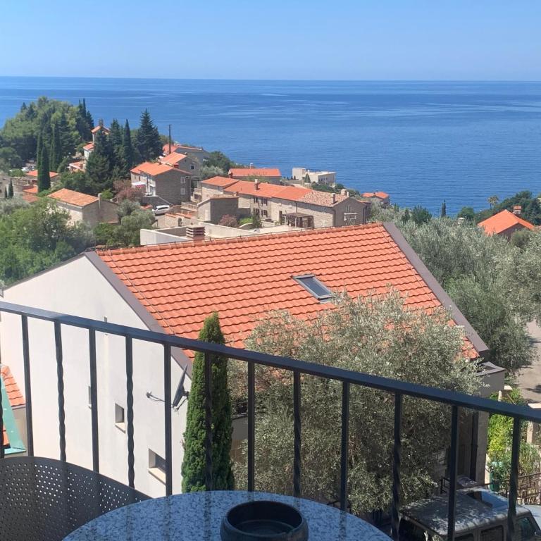 Reževići Apartments - Deluxe Double Room with Balcony and Sea View - 12
