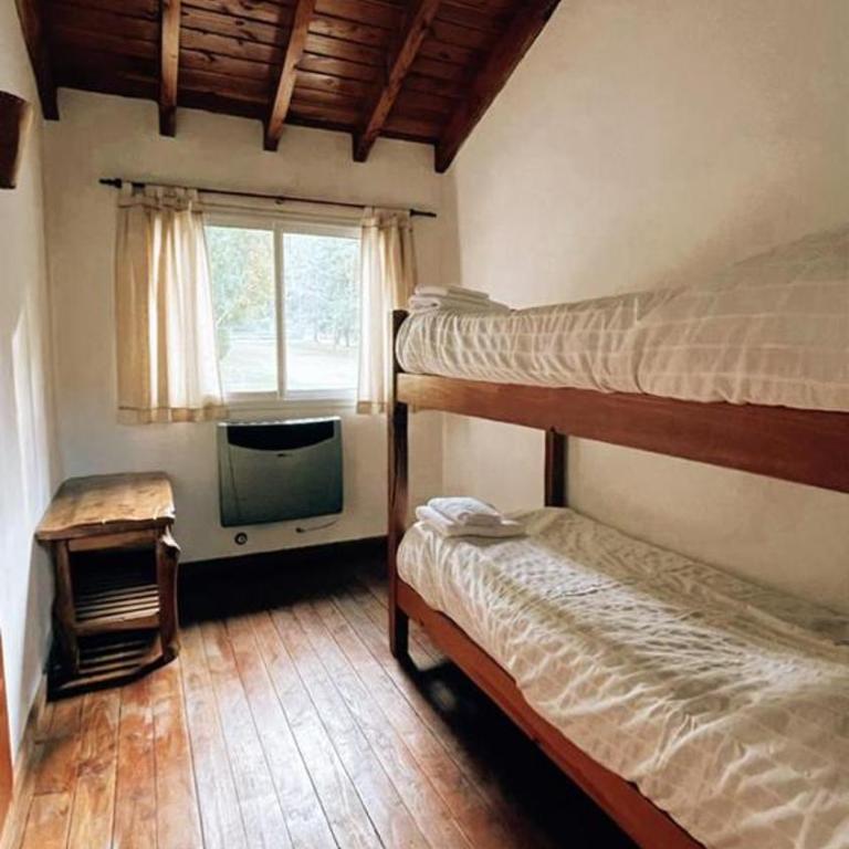 CABAÑAS CON COSTA DE LAGO en CIRSE - Two-Bedroom Chalet - 3