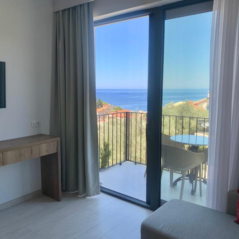 Reževići Apartments - One-Bedroom Apartment with Balcony and Sea View - 8