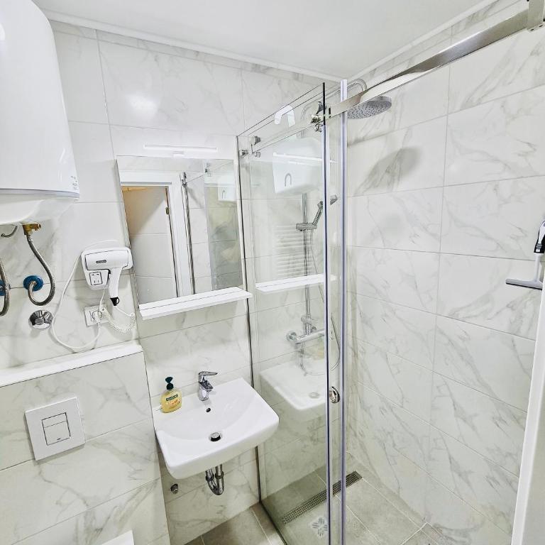 AMARIS Suites Sarajevo - Studio with Balcony - 3