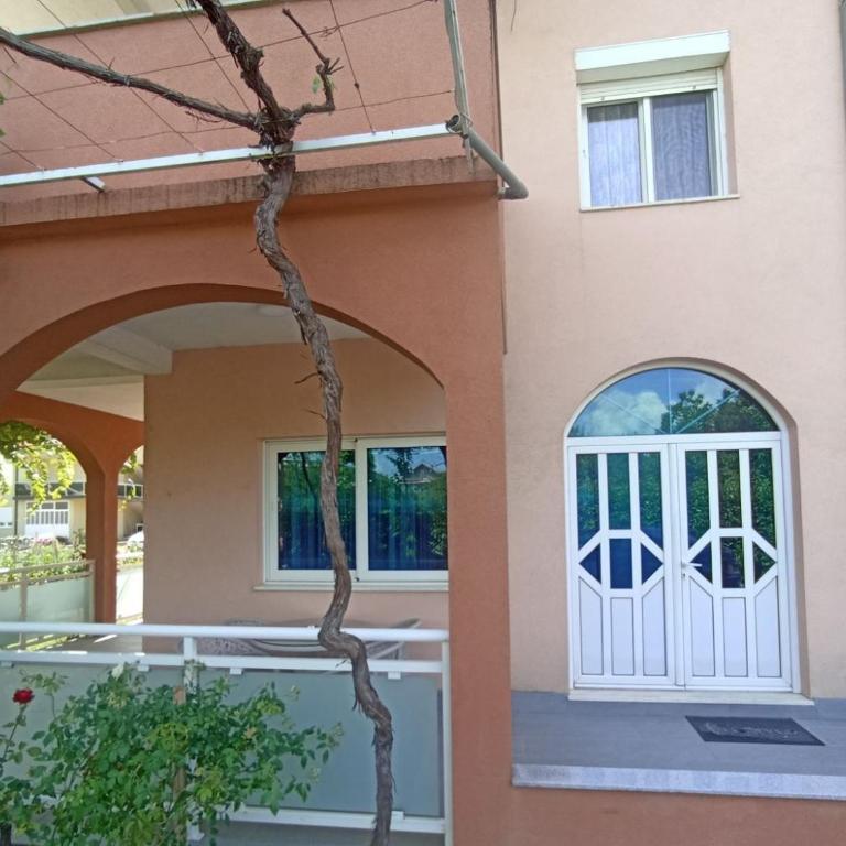 Apartmani Slađo - Deluks Dvokrevetna Soba sa Bračnim Krevetom/Zasebnim Krevetima i Balkonom - 2