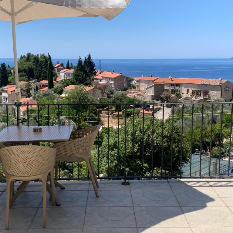 Reževići Apartments - Double Room with Sea View - 3