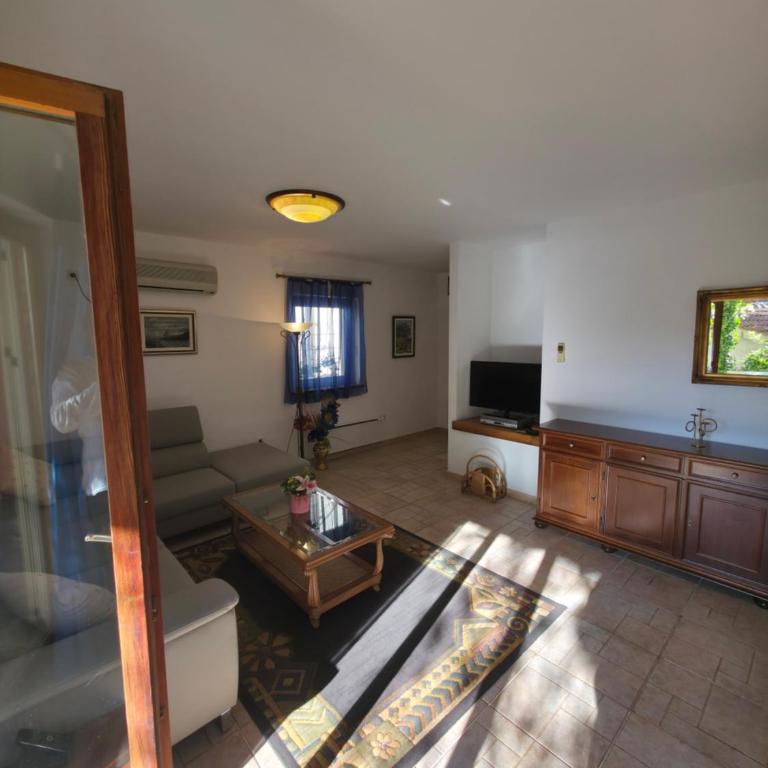 Meridian Hotel - Apartman sa 2 Spavaće Sobe, Terasom i Pogledom na Vrt - 17