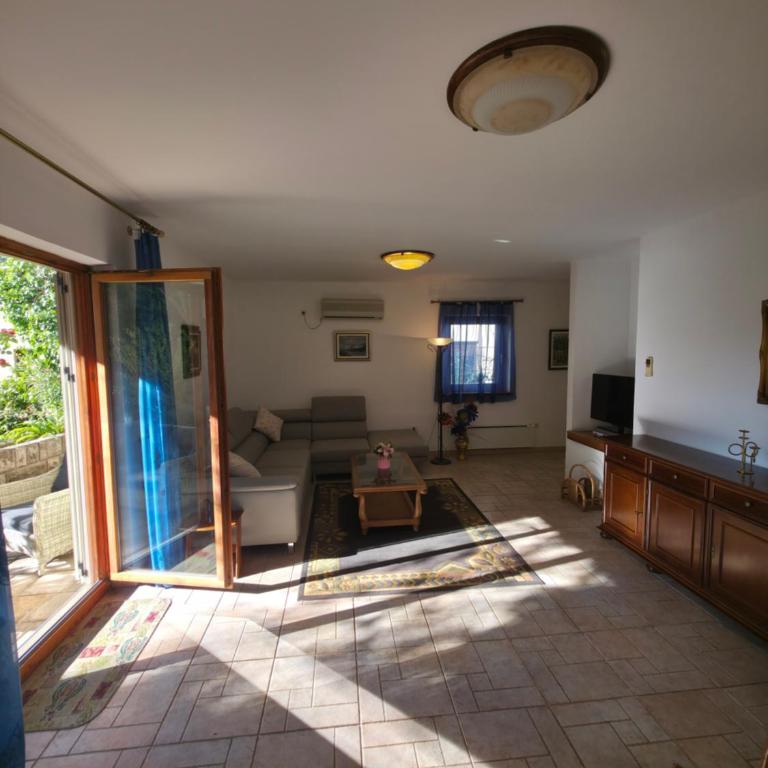Meridian Hotel - Apartman sa 2 Spavaće Sobe, Terasom i Pogledom na Vrt - 16