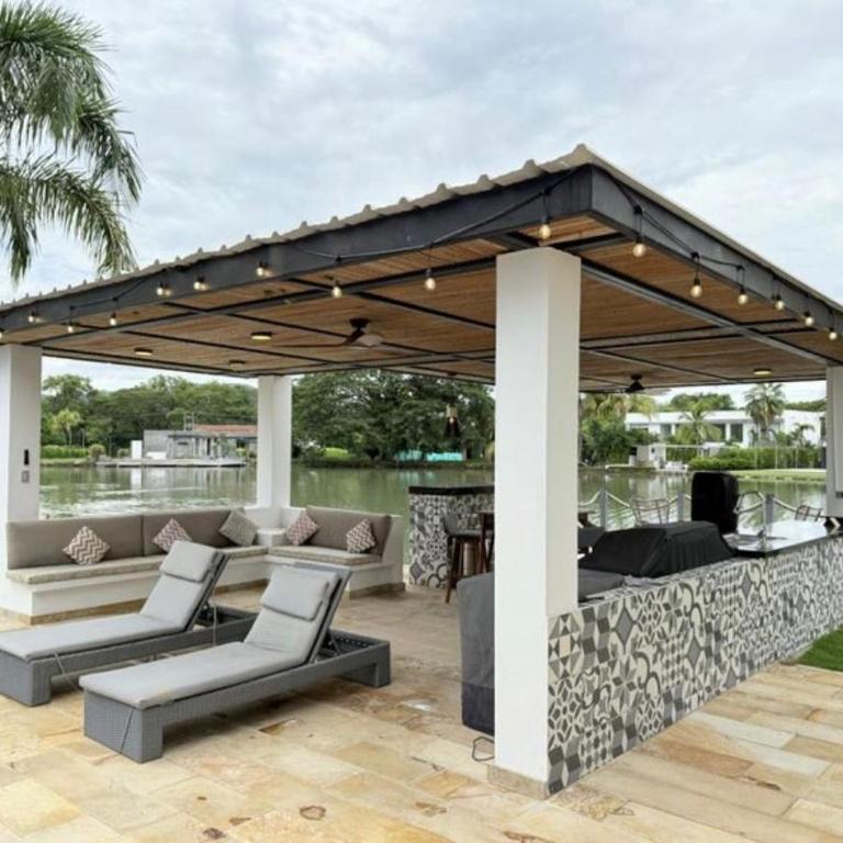 Casa con piscina y BBQ en Lagos del Peñón Girardot - Casa - 12