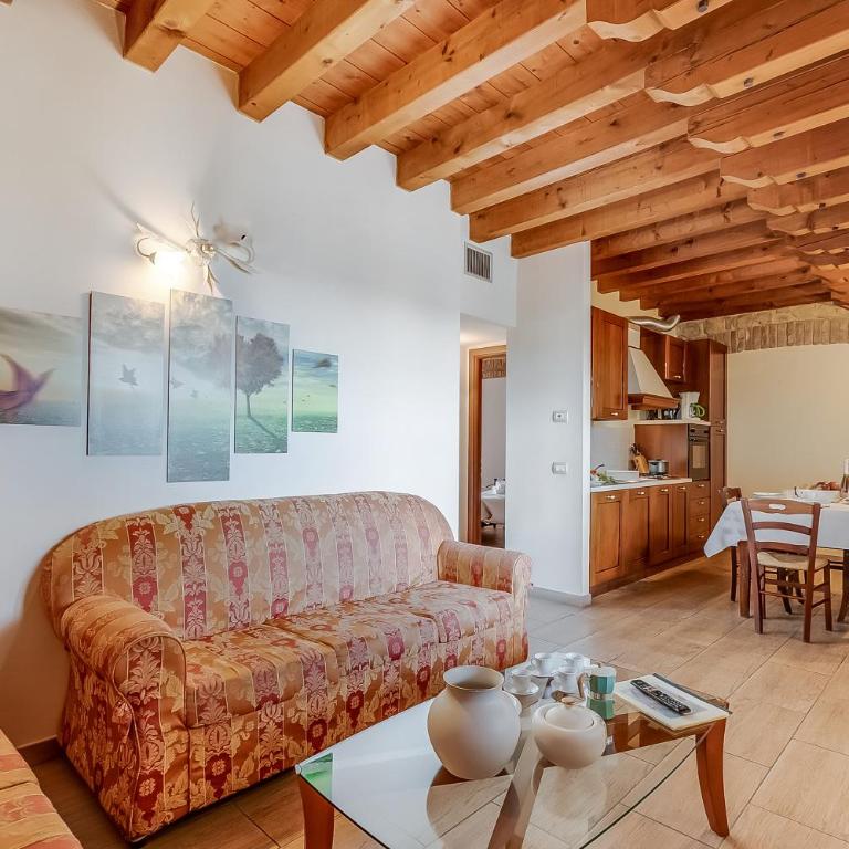Agriturismo Cascina Crocelle - Lake View and Heated Pool - Two-bedroom apartment with Shared Garden - 2