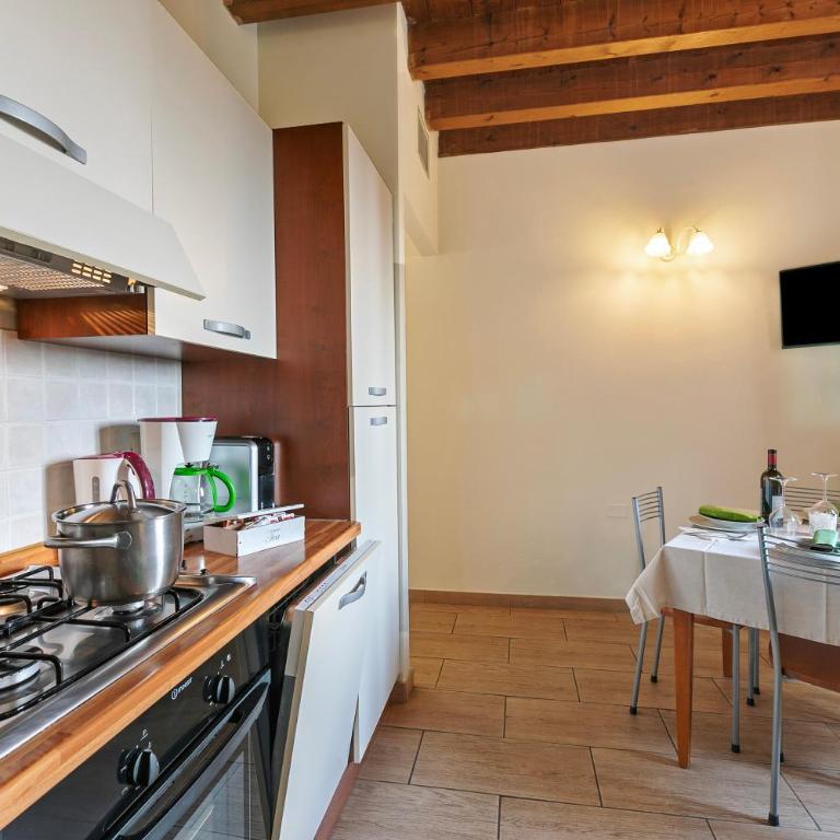 Agriturismo Cascina Crocelle - Lake View and Heated Pool - Two-bedroom apartment with Shared Garden - 5