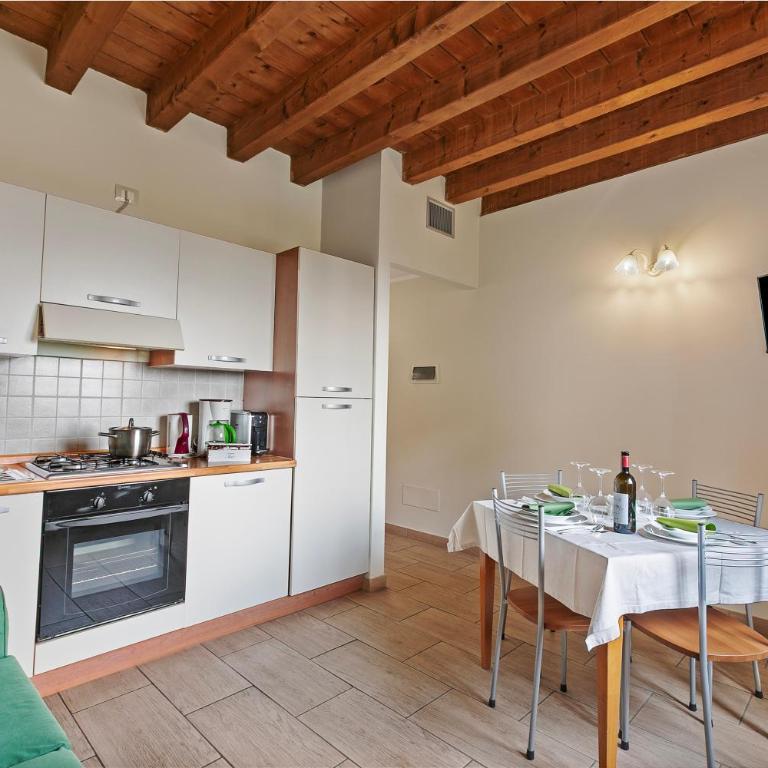 Agriturismo Cascina Crocelle - Lake View and Heated Pool - Two-bedroom apartment with Shared Garden - 4