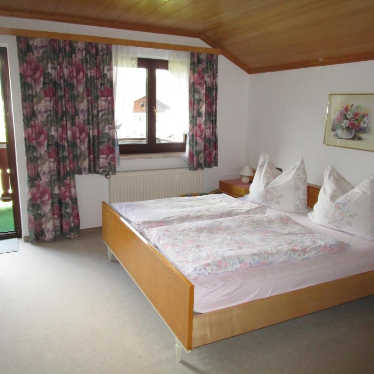 Gästehaus Sams - Doppelzimmer mit Balkon - 1