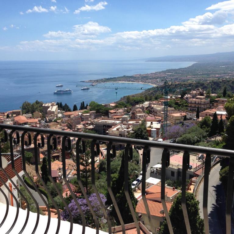 Villa Greta Hotel Rooms & Suites - Quadruple Room with View - 4
