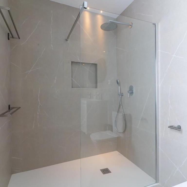 Braceli Beach Resort Top Floor - rentafive - Apartamento - 16