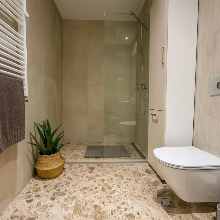 Queen's Park Residence Apartments - Two-Bedroom Apartment with Terrace - 8