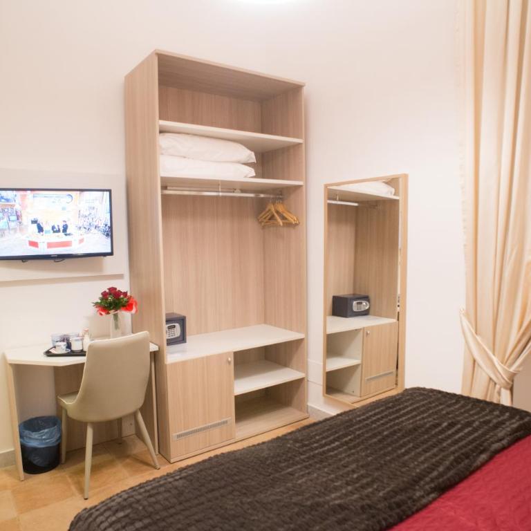 B&B Napolimilionaria Foria 242 - Camera King con Doccia con Accesso per Sedie a Rotelle - Accesso Disabili - 3