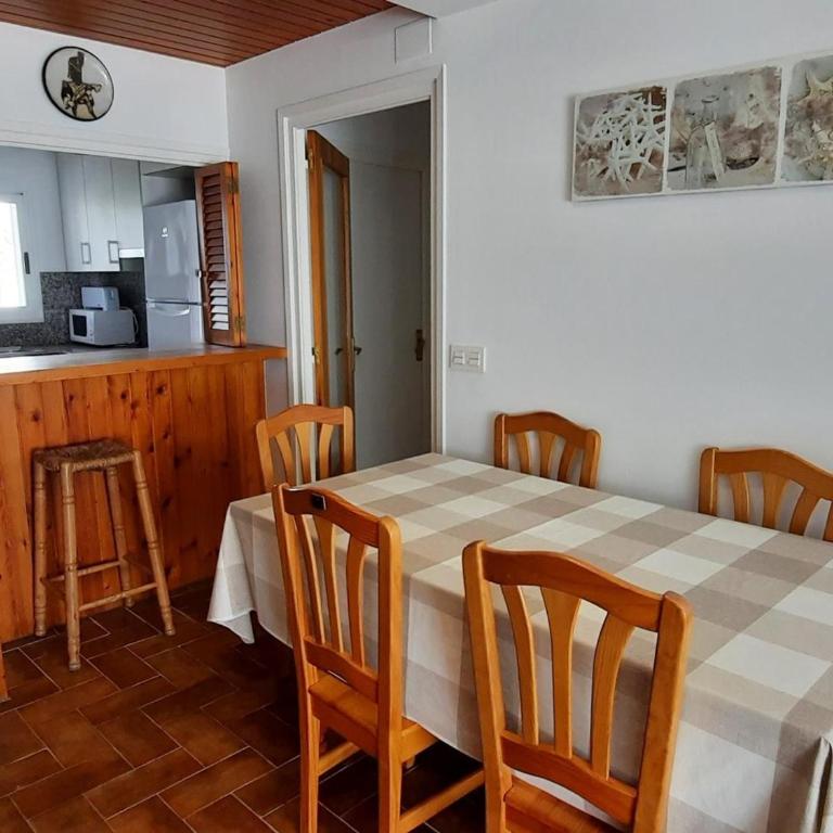 Apartamento Espacioso en Llançà Cerca de la Playa con Terraza y Acepta Mascotas - ES-170-39 - Apartamento - 12