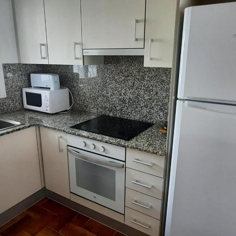 Apartamento Espacioso en Llançà Cerca de la Playa con Terraza y Acepta Mascotas - ES-170-39 - Apartamento - 15
