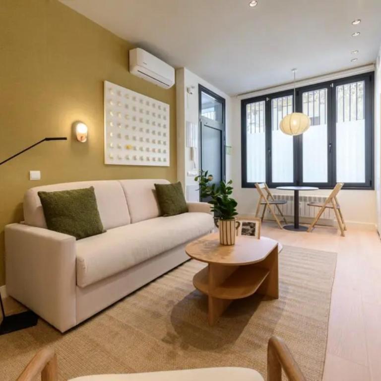 Victoria Chic Suites 06 - Two-Bedroom Apartment - 1