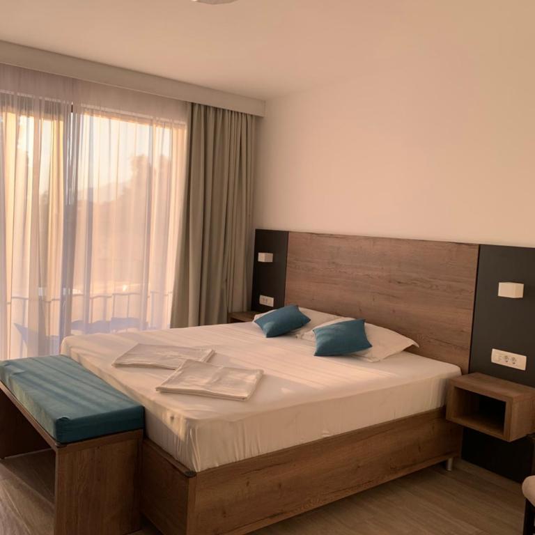 Reževići Apartments - Deluxe Double Room with Balcony and Sea View - 4