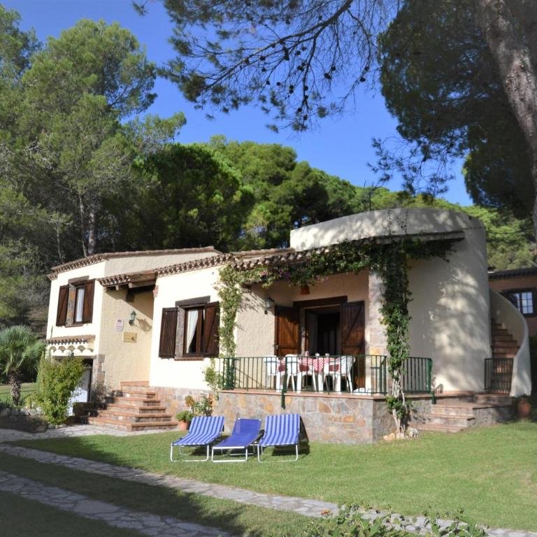 Casa con Gran Jardín Privado y Piscina Comunitaria en Torroella de Montgrí - ES-323-44 - Vacation Home - 1