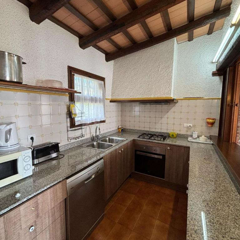 Casa con Gran Jardín Privado y Piscina Comunitaria en Torroella de Montgrí - ES-323-44 - Vacation Home - 16