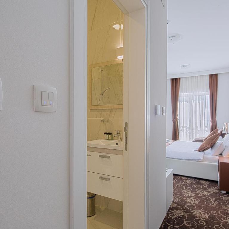 Hotel Pozzo - Deluks Dvokrevetna Soba sa Bračnim Krevetom i Pogledom na More - 7