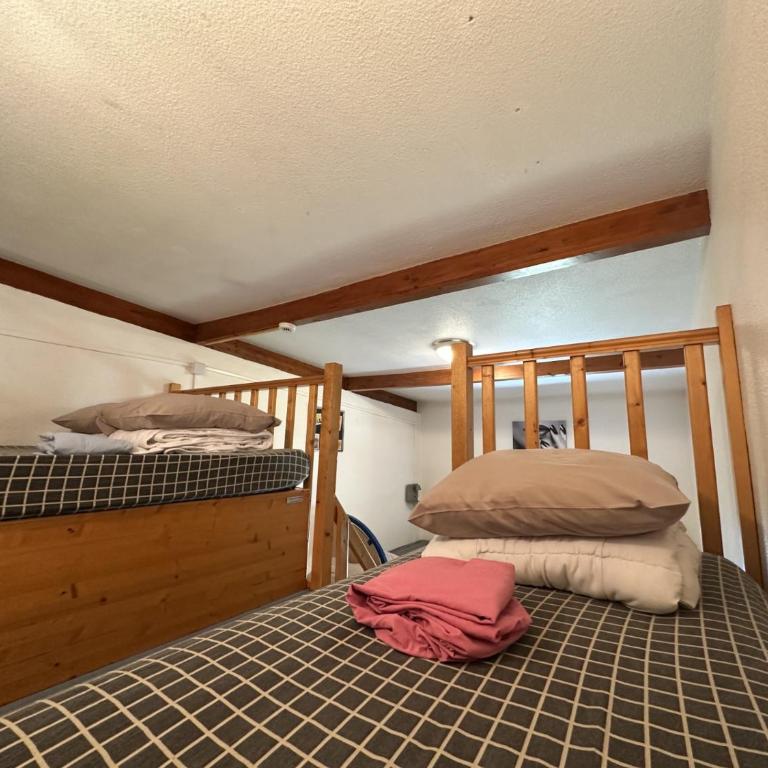Auberge de Jeunesse HI Le Mont-Dore - Family Room for 7 People with Ensuite Bathroom - 5