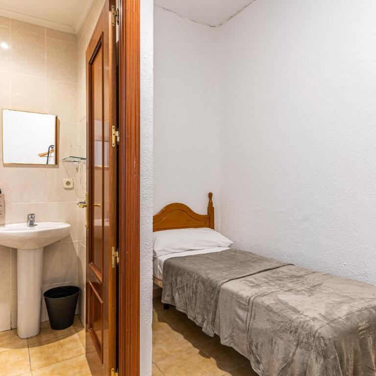 Hostal Marie Del Mar - Single Room with Private Bathroom - 4